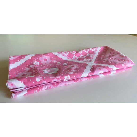 Pair of vintage 70s floral pillowcases, pink white faux patchwork floral pattern - Picture 5 of 6